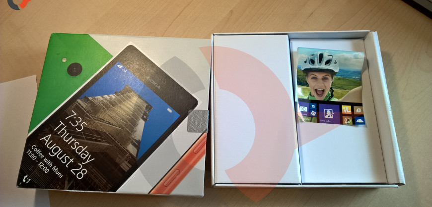 Nokia Lumia 735 box (4)